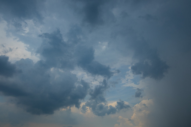 Céu tempestade bonita com nuvens na Tailândia
 - Foto, Imagem