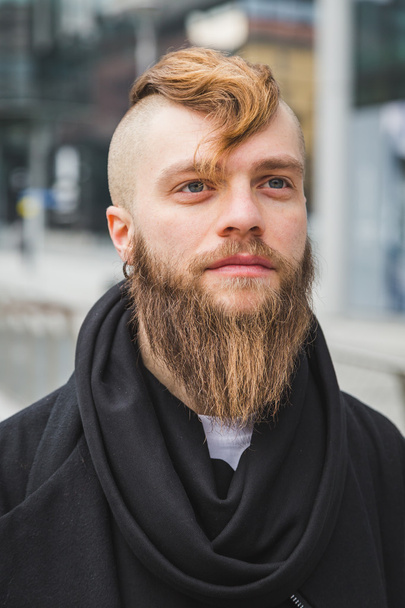Стильный бородатый мужчина позирует на улице
 - Фото, изображение