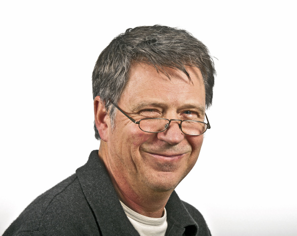 улыбающийся мужчина в очках для чтения
 - Фото, изображение