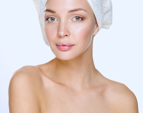 mooie vrouw met een handdoek op zijn hoofd - Foto, afbeelding