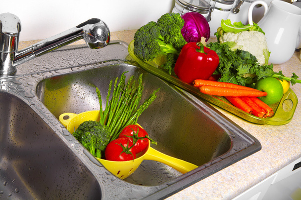 Vegetables and fruit in the sink - Fotoğraf, Görsel