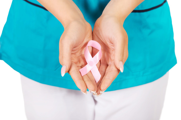 Hymyilevä sairaanhoitaja tilalla vaaleanpunainen rintasyöpä tietoisuutta nauha
. - Valokuva, kuva