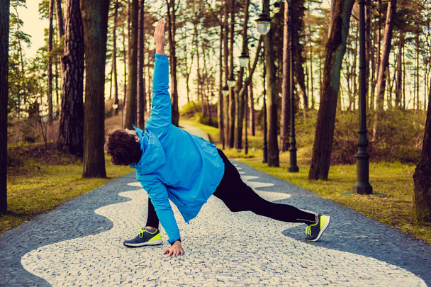 Flexibele fitness man in blauw jasje - Foto, afbeelding