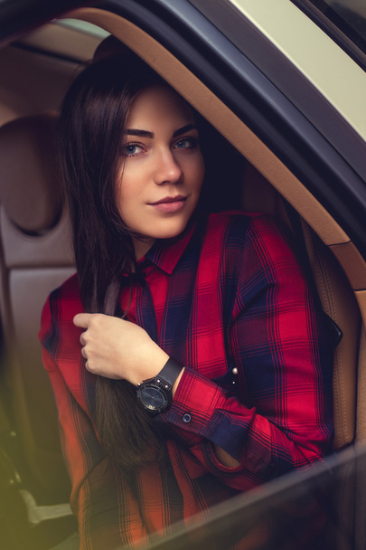 Brunette femme dans une voiture
 - Photo, image