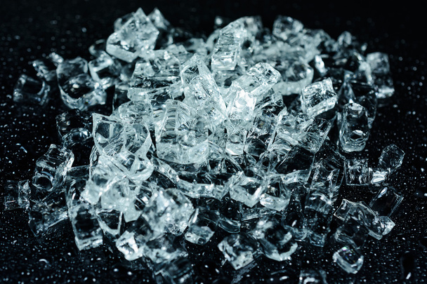 фон с измельченными кубиками льда на зеркальном столе с капельками воды. селективный фокус
 - Фото, изображение