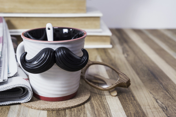 Puchar z wąsem w drewniany stół dla ojców dzień koncepcji - Zdjęcie, obraz