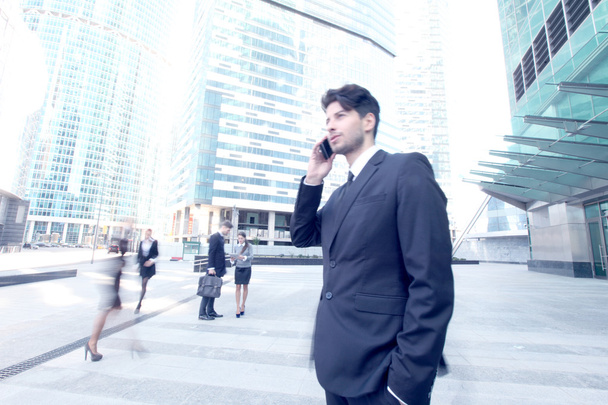 Businessman talking on cellphone - Фото, зображення