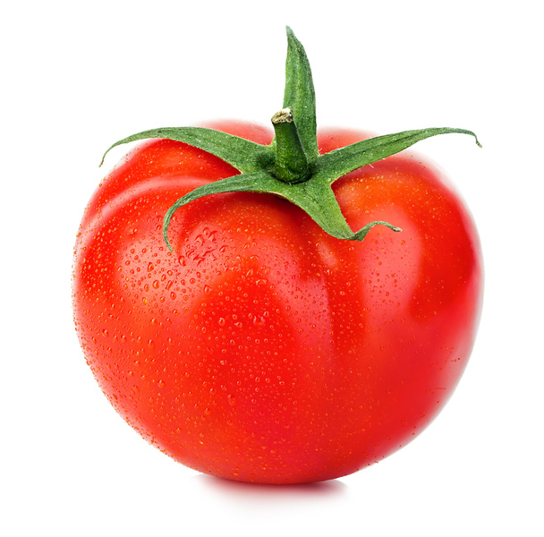 Rijpe rode tomaat met druppels water close-up geïsoleerd op een witte achtergrond. - Foto, afbeelding