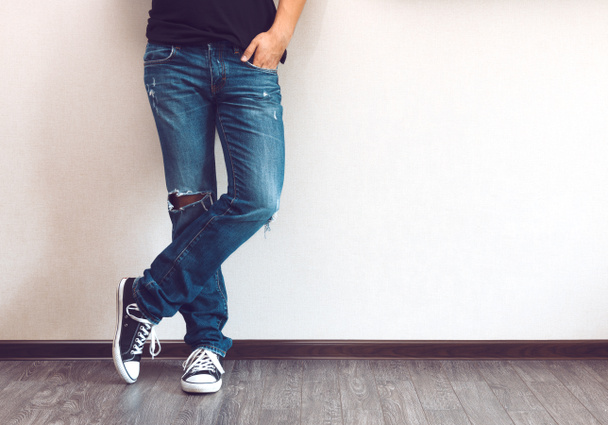 Pernas de homem em jeans
 - Foto, Imagem