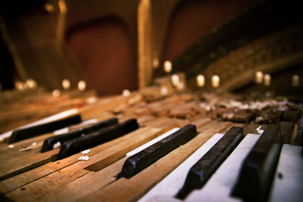 stary uszkodzony fortepian - Zdjęcie, obraz