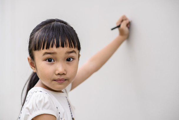 Kid z zaskoczenia nastroju podczas pisania na ścianie - Zdjęcie, obraz