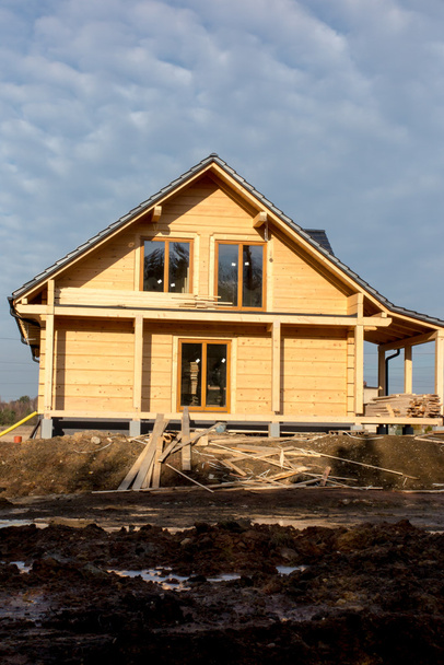 costruzione di una casa con tronchi di legno
, - Foto, immagini