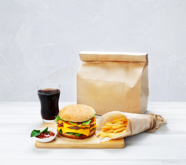 Fast Food zum Mitnehmen. Hamburger, Cola und Pommes. - Foto, Bild