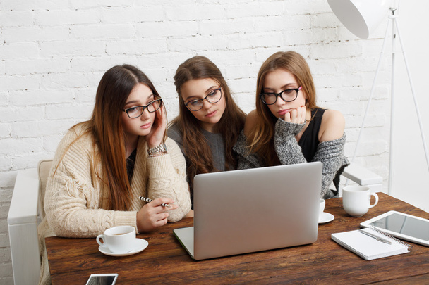 Три молоді жінки друзі з ноутбуком
. - Фото, зображення