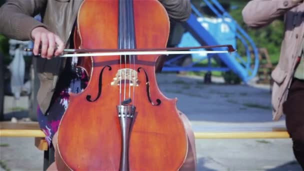 Profesjonalny odtwarzacz muzyki wiolonczelę solo wydajność - Materiał filmowy, wideo