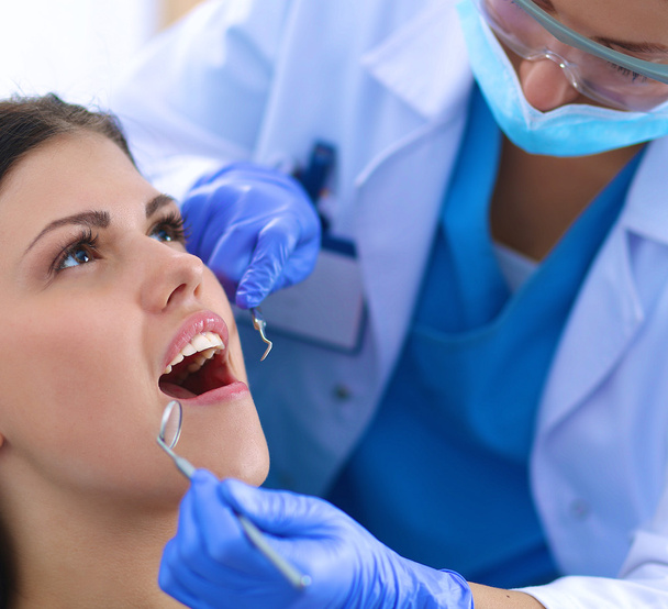 Femme dentiste travaillant à ses dents patientes
 - Photo, image