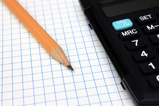 Калькулятор с карандашом на ноутбуке
 - Фото, изображение