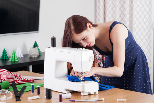 若い女性縫製生地  - 写真・画像