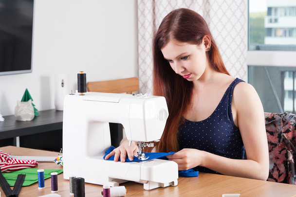 若い女性縫製生地  - 写真・画像