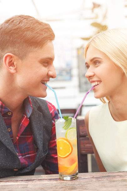 Pretty loving couple is enjoying cold lemonade - Foto, afbeelding