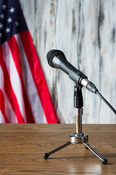 Bandera, mesa y micrófono de EE.UU.
. - Foto, imagen