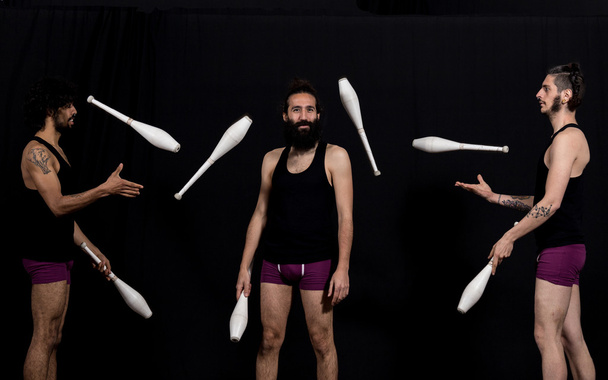 Cirkusových žonglérů během jejich plnění hůlky - Fotografie, Obrázek