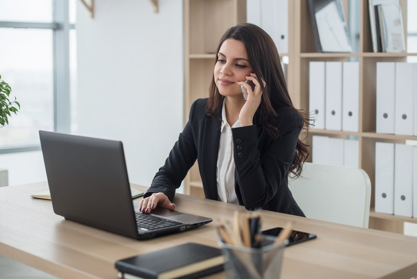 femme d'affaires avec ordinateur portable dans le bureau, lieu de travail
 - Photo, image