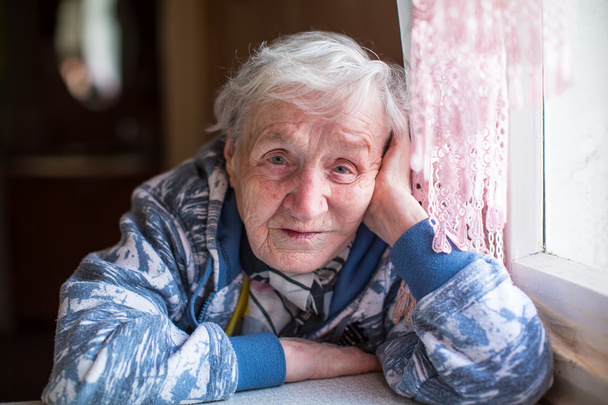 Πορτραίτο ηλικιωμένης γυναίκας - Φωτογραφία, εικόνα