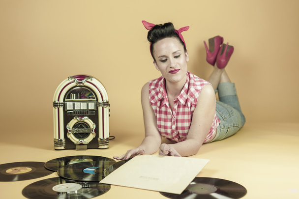 Portrait beautiful pin up listening to music on an old jukebox r - Foto, Imagem