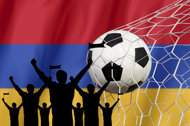 silhouetten van voetbalfans met vlag van Armenia.Cheer Concept - Foto, afbeelding