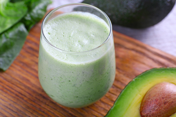 Avocado smoothie on wooden cutting board - Foto, immagini