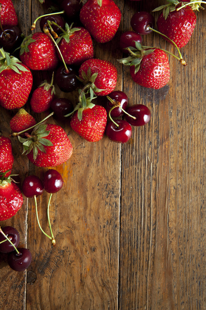 Strawberries and cherries - Zdjęcie, obraz