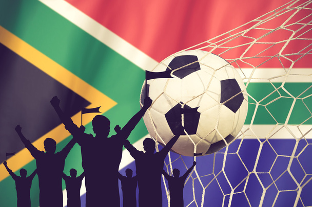 Silhouetten von Fußballfans mit südafrikanischer Fahne. - Foto, Bild