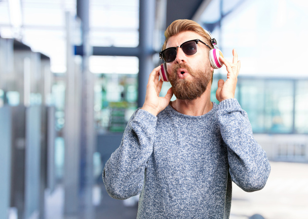 man listening music in headphones - Foto, afbeelding