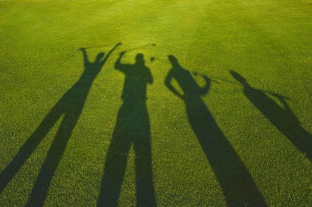 Quatro golfistas silhueta na grama
 - Foto, Imagem