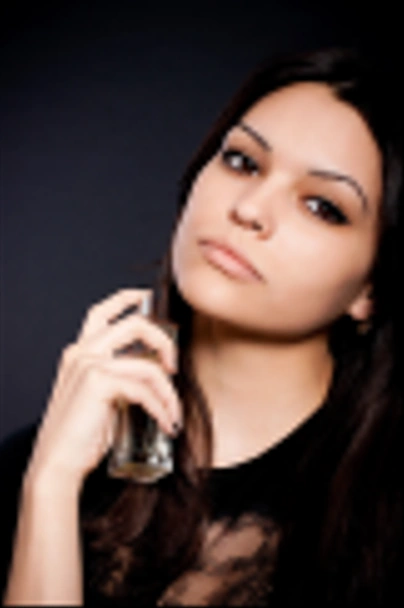 Portret van mooie jonge vrouw met parfumfles - Foto, afbeelding
