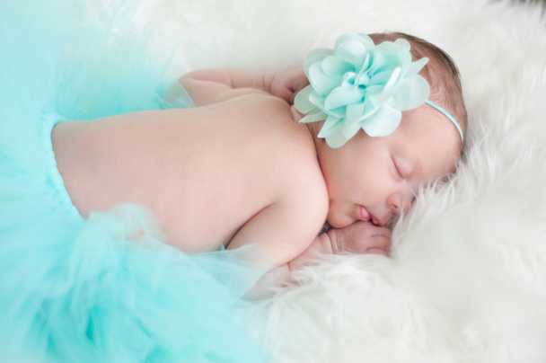 Neugeborenes Porträt eines kleinen Mädchens im Krickenten-Tutu schlafend. - Foto, Bild