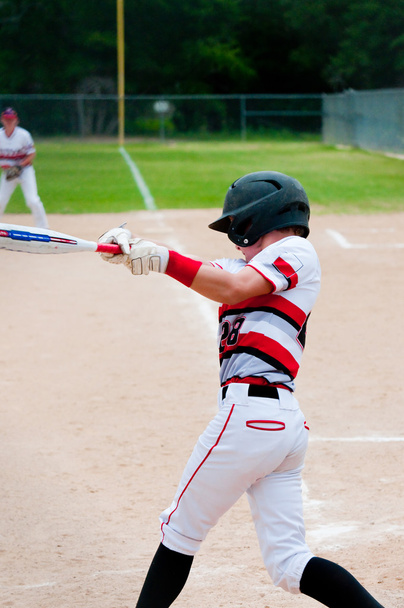 Giovane giocatore di baseball oscillante pipistrello
 - Foto, immagini