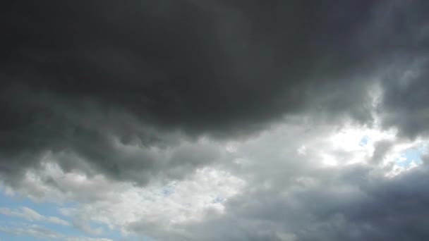 Bazı karanlık bulutlar gökyüzünde hareket hızlandırılmış görüntüleri - Video, Çekim