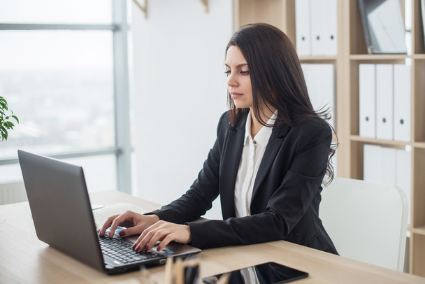 γυναίκα σε εργασία με φορητό υπολογιστή στο γραφείο, στο χώρο εργασίας - Φωτογραφία, εικόνα