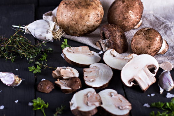 Fresh mushrooms with spices - Foto, imagen