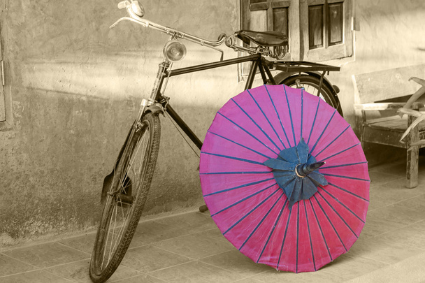 Retro fiets met rode paraplu met vintage stijl - Foto, afbeelding