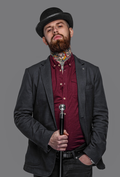 Бородатый татуированный парень с тростью
 - Фото, изображение