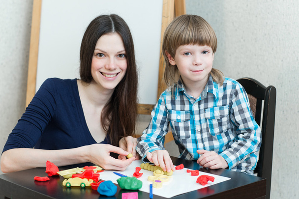 criança menino e mãe jogar argila colorida
 - Foto, Imagem