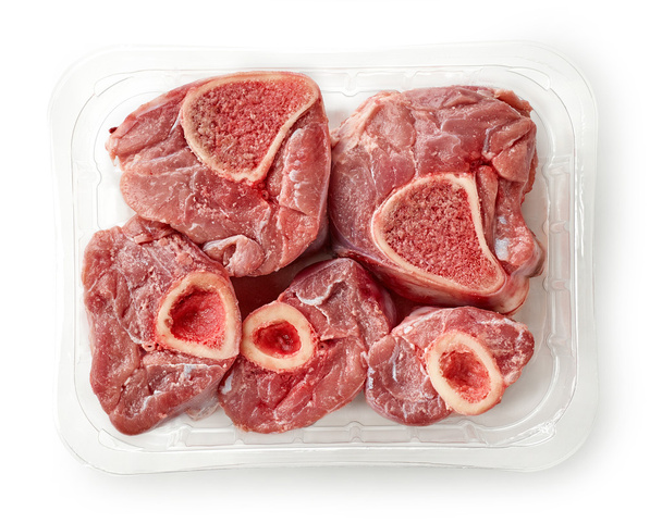 cortes de carne cruda en plástico tratar
 - Foto, imagen