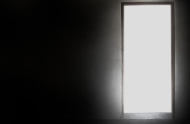 Offene Tür mit hellem Licht draußen - Foto, Bild