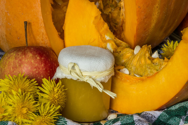 Pompoen, appel en pompoen jam, puree of saus op groen met wit tafelkleed. Herfst stilleven. - Foto, afbeelding