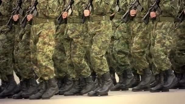 Marcha militar de soldados en la ciudad en primer plano
 - Imágenes, Vídeo