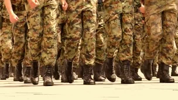 Wojskowych maszerujących żołnierzy w city w zbliżenie - Materiał filmowy, wideo