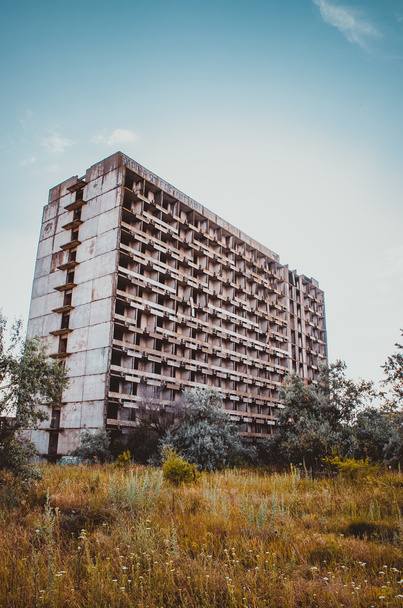 покинута будівля старих готельних квартир
 - Фото, зображення